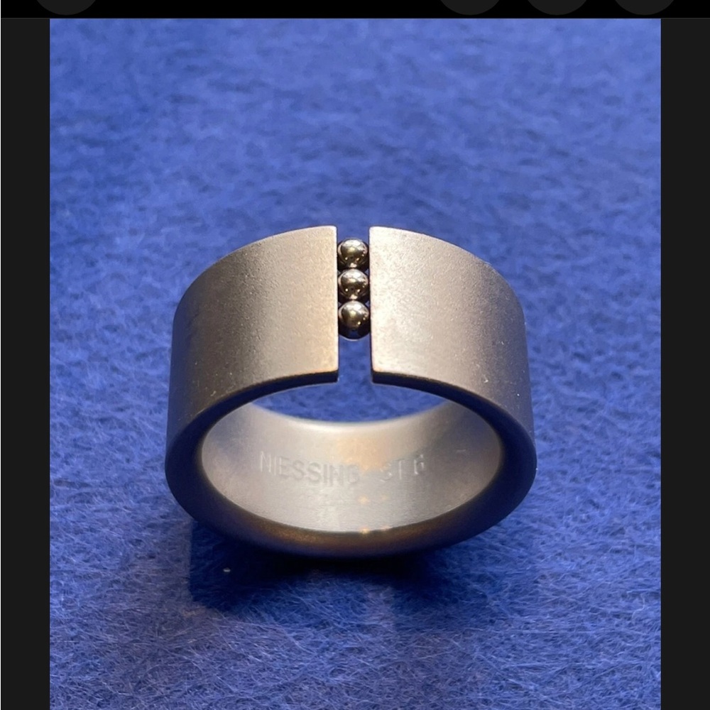 Niessing silver matte ring with silver kinetic ball bearings. Size 8